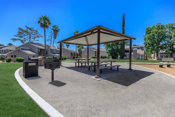 $1,133 / 2br - 937ft2 - Exclusive 2 BR with Walk-In Closets and Pool Views (Fresno)63798508946817120