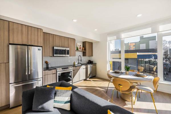 $2,331 / 2br - 777ft2 - Effortless Downtown Living-2 BR with Luxe Finishes & BBQ Patio (oakland downtown)63850427158403120