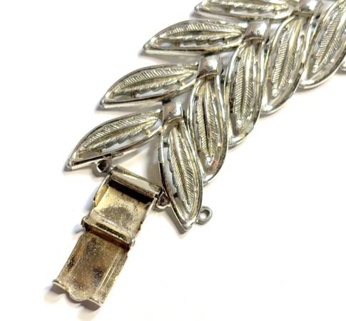 Vintage 1950’s leaf motif bracelet 1950s Vintage Flower And Leaf Yellow Gold Bracelet For Sale