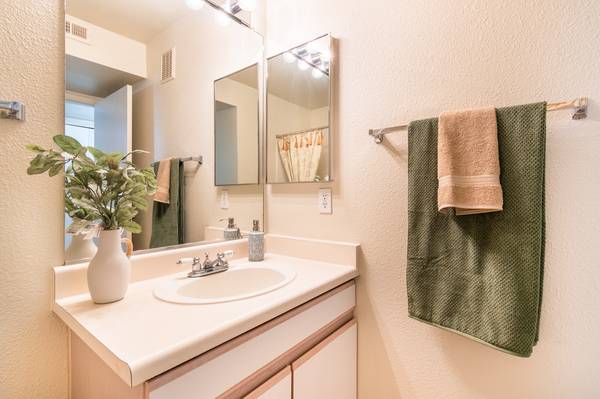 $1,695 / 2br - 957ft2 - ACT FAST 2X2 RENT SPECIAL ENDS TODAY - TOUR NOW - APPLY TODAY (The Enclave)63992636219138124
