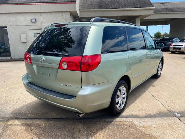 2008 Toyota Sienna LE, tercer asiento, pocos kilómetros, solo $8999 en efectivo o tarjeta, excelente estado - $8.999 (Tulsa-Kirkpatrick Auto Sales)63470243006465122