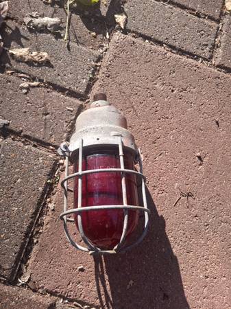 PYLE National Company red heat resist industrial light 1