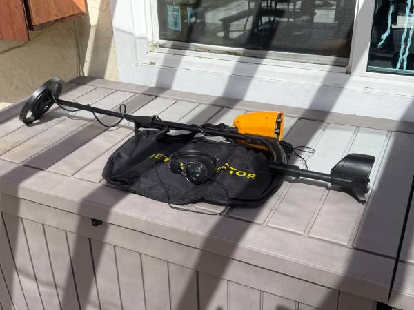basic MD-4030-style metal detector, with headphones and a carrying bag 1