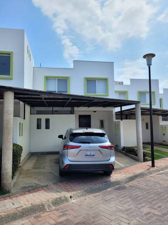 Unfurnished house for rent with 2 bedrooms plus a den, 3 bathrooms 1