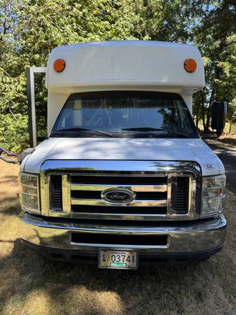 Autobús Ford E450 de 15 pasajeros de 2013 con elevador para silla de ruedas, solo 38 mil millas - $22,90063442068135427122