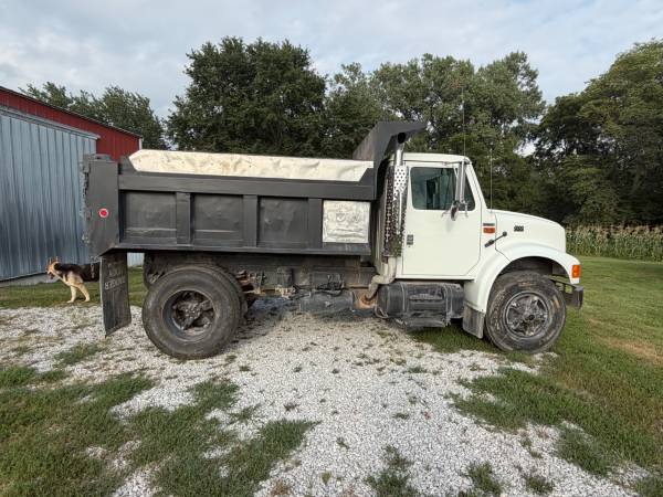 1995 International 4900 Dump Truck 1