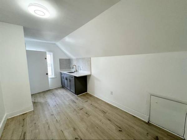 $1,055 Bedroom with utilities included! 1055 (Harvest Street, Boston, MA, USA)63810013063555121