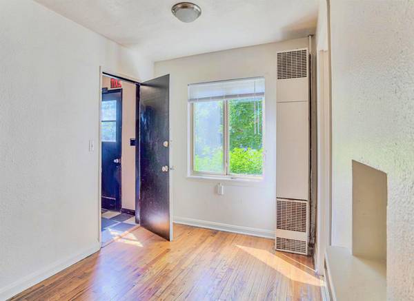 $1,350 / 1br - $300 DE DESCUENTO EN TU 1ER MES! Pisos de madera dura, calefacción individual, armarios grandes (Distrito Hawthorne)63841709244291123