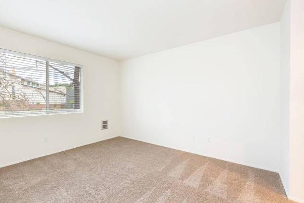 $2,120 / 1br - 700ft2 - Cancha de tenis, Alacena para ropa de cama, Piscina, Ventiladores de techo (Escondido)63663802552833123