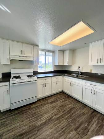 Covered Parking, Laundry Facilities, Gas Range 1