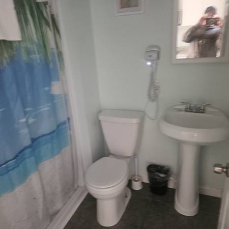 $500 Year round apartment available immediately for 1 or 2 person. (Ashworth Ave)63931924276739122