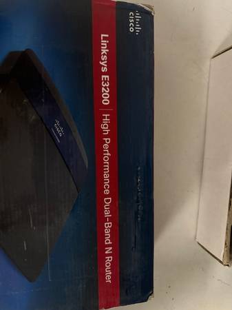Linksys E3200 300 Mbps Router inalámbrico N de 4 puertos Gigabit - $10 (Chino, CA)62971058907393121