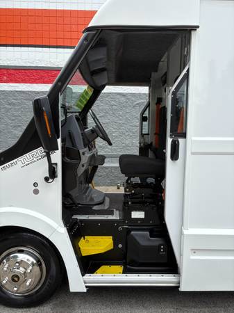 2018 Isuzu NPR W3500HD 3.0L - Photo 8