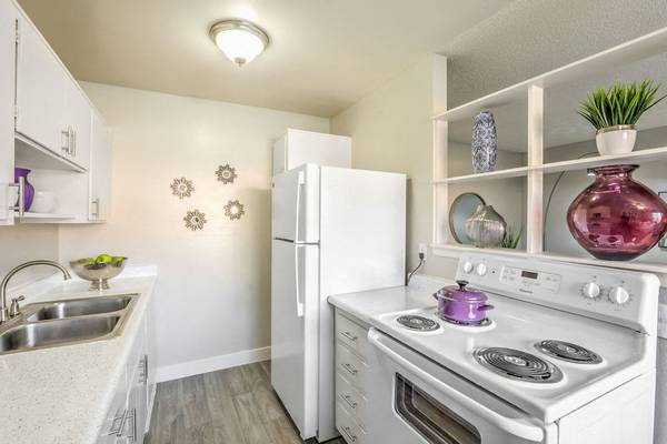 $1,866 / 3br - 1300ft2 - 3/bd, Balcony, rent $1899 sqft 1300 spacious aprt plenty of cabinets (W Sahara and Wyandotte St.  89102)63859502157441124