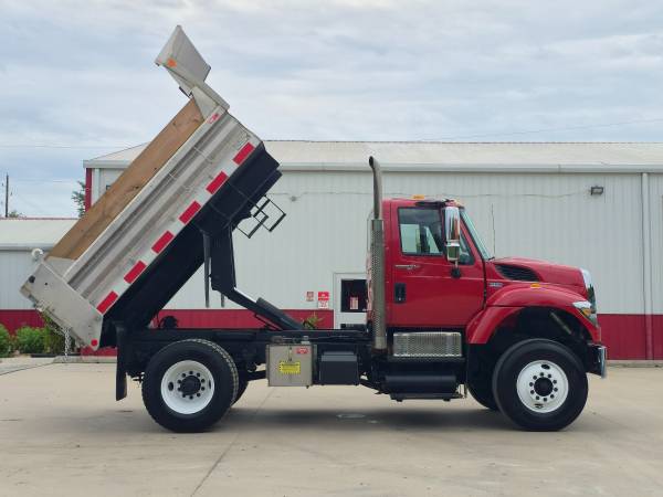 2011 International 7400 DT466 HD - Photo 14