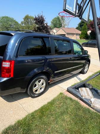 Minivan Dodge Caravan SXT 2009 - $5,750 (Macomb)63622089286915122