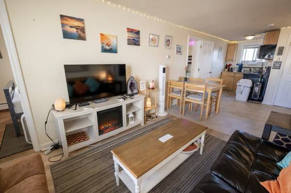 $495 / 3br - $495.00 / Cozy 3-BR Heat, Cable, WiFi Included! Across from Beach! (Hampton)63931658399747123