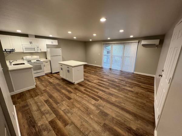 $2100.00 / 2br - 830ft2 - Vive moderno, vive fácil: completamente renovado con aire acondicionado, en una ubicación privilegiada63890096689921122