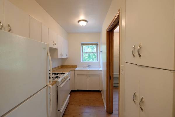 $750 / 400ft2 - Peaceful Corner Apartment (Uptown Minneapolis)63990530236803123