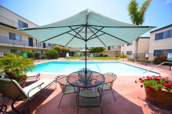 Dishwasher,  BBQ Grill, Sparkling Pool 1