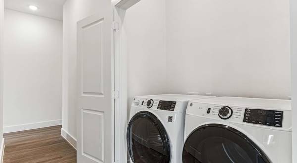 Public transportation close by! Great commuter location. 1 bed, 1 ba 1