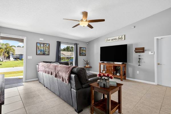 $1,500 / 3br - 2152ft2 - Hermosa casa construida en 2018 de 3 habitaciones y 2 baños (Palm Bay)63846409273475122