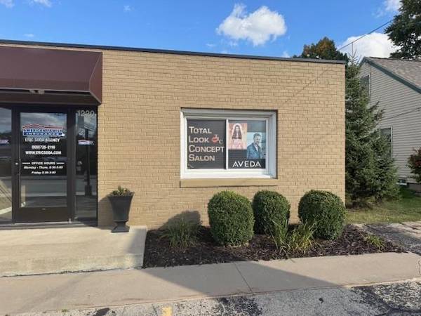 $1,300 / 692ft2 - Prime Salon/Retail/Office Space in Neenah (692 sq ft) (Neenah)64163323638787121