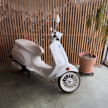 2023 VESPA SPRINT 50 JUSTIN BIEBER 786 MILES, $2500
