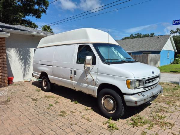 2000 Ford Econoline E150 - Photo 2