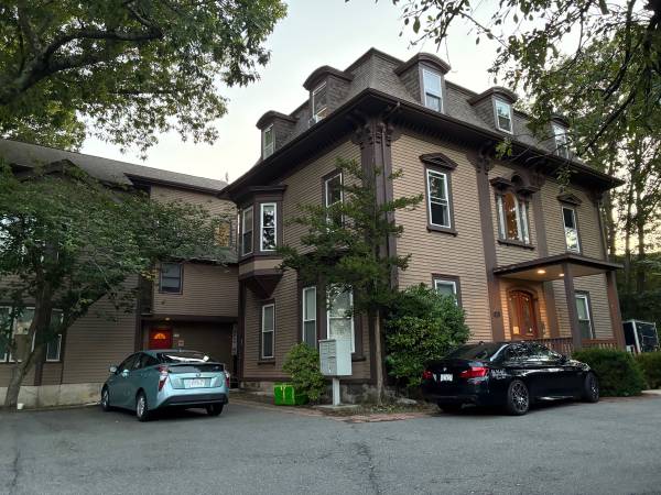 $1,375 / 2br - ***GREAT ROOM AVAILABLE IN AWESOME SPACIOUS CONDO!*** (Roxbury)63699256758787120
