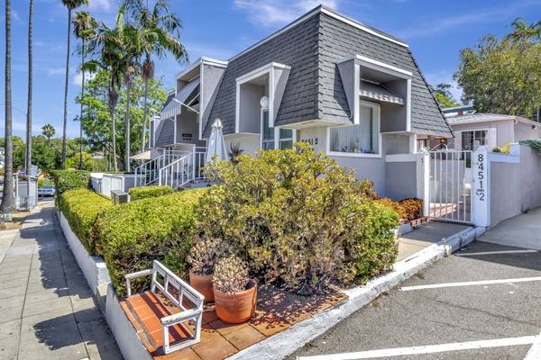 $2,895 / 2br - 1042ft2 - Enchanting 2-Bedroom Townhouse in La Mesa Village (La Mesa)63663802643585121