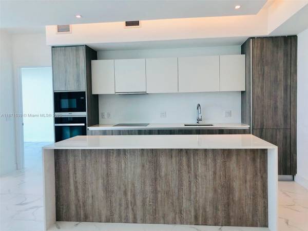 $5,900 / 2br - 1162ft2 - Soak in Luxury & the Stunning Tub of this 1bd! (Biscayne Beach- Edgewater)64001848604289121