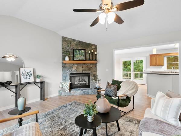 $550,000 / 3br - 2330ft2 - Updated Home walking distance to North Buncombe High School/Elementary (Weaverville)64029209284353122