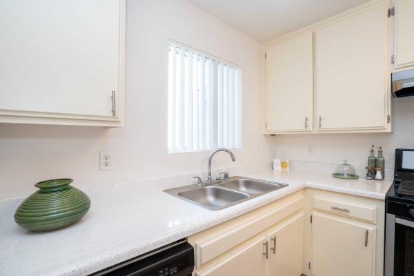 $2,869 / 3br - 1049ft2 - Horno de gas, 3 habitaciones 2 baños, Canyon Country CA (27303 N. Sara St., Los Angeles, CA)63700919904003120