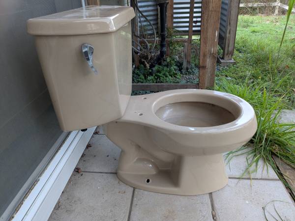 3-1/2 gallon TOILET - Good condition 1