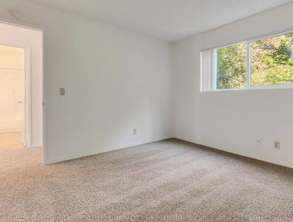 $1,400 / 2br - 12 Mins to Downtown Portland + Holly Farm Skate Park, Updated Carpet (Portland)63867270063875122