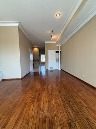 $1,600 / 1br - 900ft2 - 451 N Western Ave Apt 2 (Chicago)64041646487937124