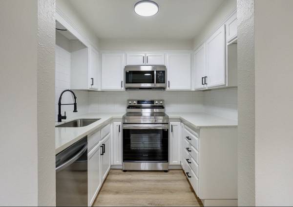 $2600.00 / 3br - 1230ft2 - 3bed/2 bath duplex wirh large paved RV parking. Property is pet friend63999453431171122