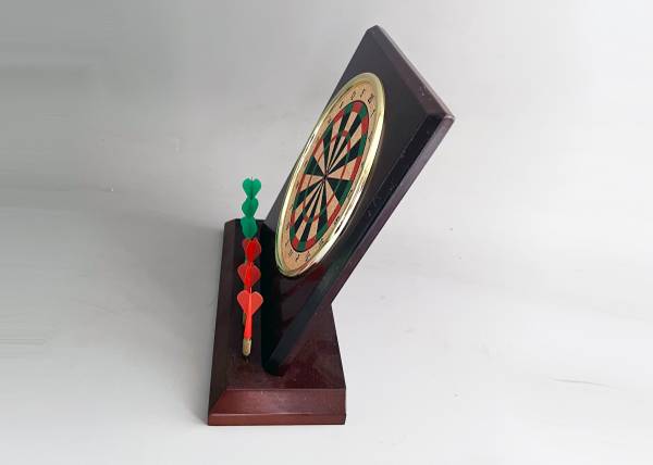 TOBBOMEY Mini Dartboard Set Mit Stahlspitz-Darts | Realistische Puppenhaus Dartscheibe Für Schreibtisch & Indoor-Spaß