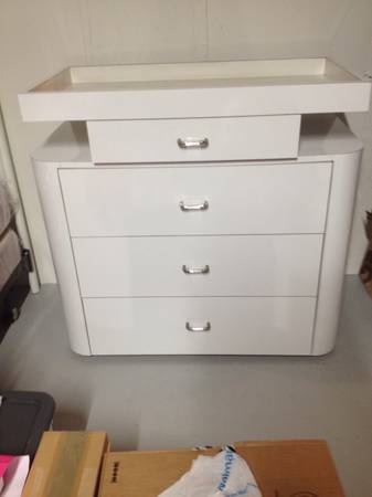 WHITE MICA CHANGING TABLE FOR INFANT/CHILD 1