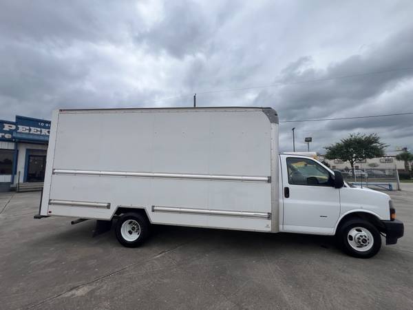 2020 GMC 16FT - Photo 9