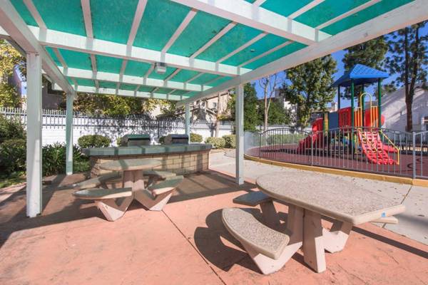 $2,775 / 2br - 850ft2 - 2bd 1ba, in Canoga Park CA, Laundry Facility (8930 Topanga Canyon, Canoga Park, CA)63701073920385122