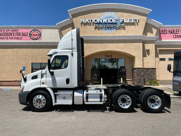 Camión semi diésel de 3 ejes Freightliner Cascadia Day Cab 2018, devuelto de arrendamiento - $44,900 (Lathrop)63483021406337121