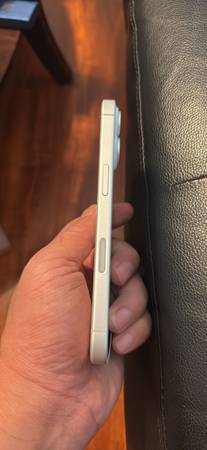 New iPhone 16 white unlocked - $700 (San Jose)63436174819073122