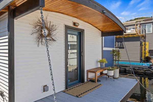 $390,000 / 2br - 2BR Houseboat in the center of the Lake!! (Lake Union/Seattle)64189097180673124