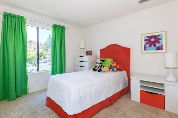$2,549 / 2br - 828ft2 - 2 bedroom, Children's Play Areas, Private Patios and Balconies (23700 Valle Del Oro, Santa Clarita, CA)63912983603843120