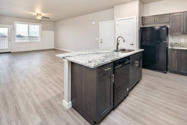 $1,965 / 3br - 1312ft2 - Year-Round Hot Tub, Vinyl Plank Flooring, Vaulted Ceilings, Patio (Nampa)63981532539138122