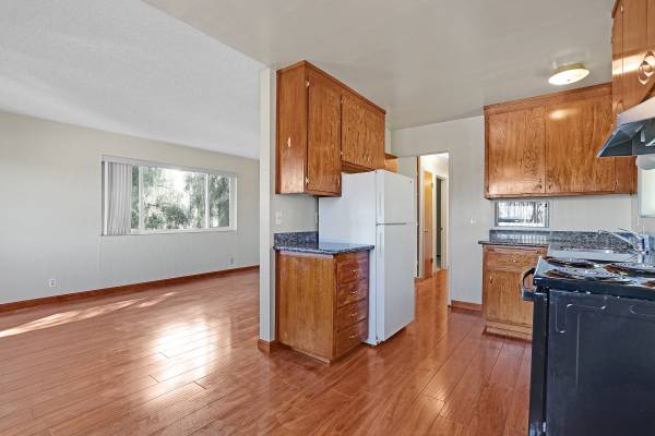 $2,150 / 2br - Bright Upstairs unit in Tr-Plex (hayward / castro valley)63687423279361124