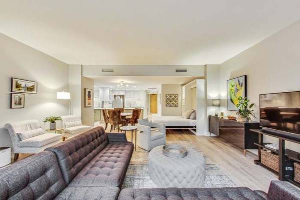 $1,300 / 1br - 998ft2 - Spacious 1-bedroom, 1-bath condo (Chicago)64041644128641124
