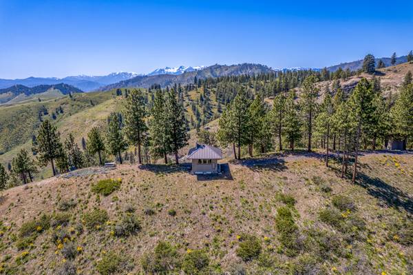 $340,000 / 1br - 196ft2 - Cabin with power! 20 acres with fantastic view. Appointment only. (CASHMERE)63743441395203121